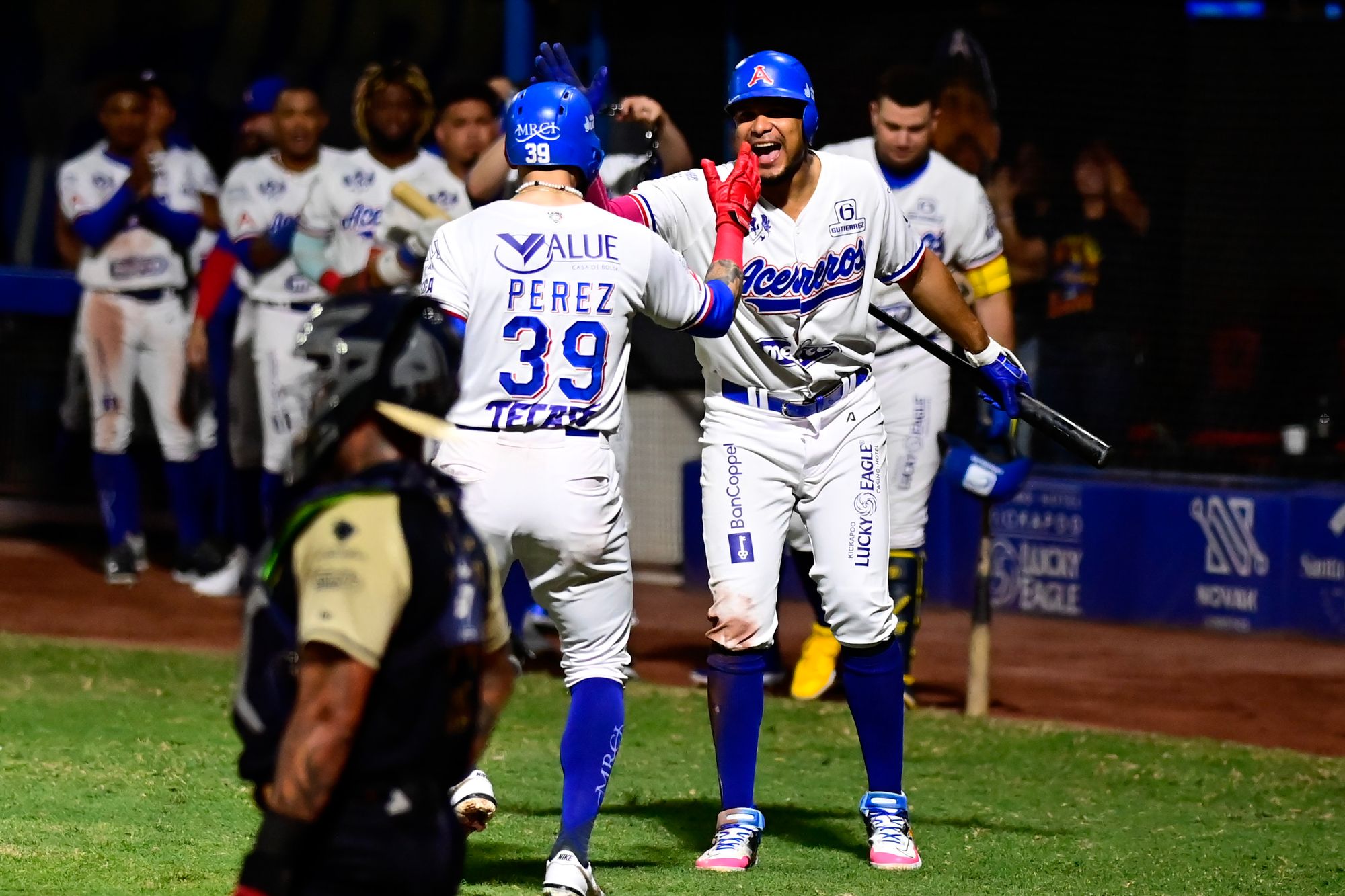 ACEREROS EMPATA LA SERIE COMBINANDO JONRONES Y BUEN PITCHEO